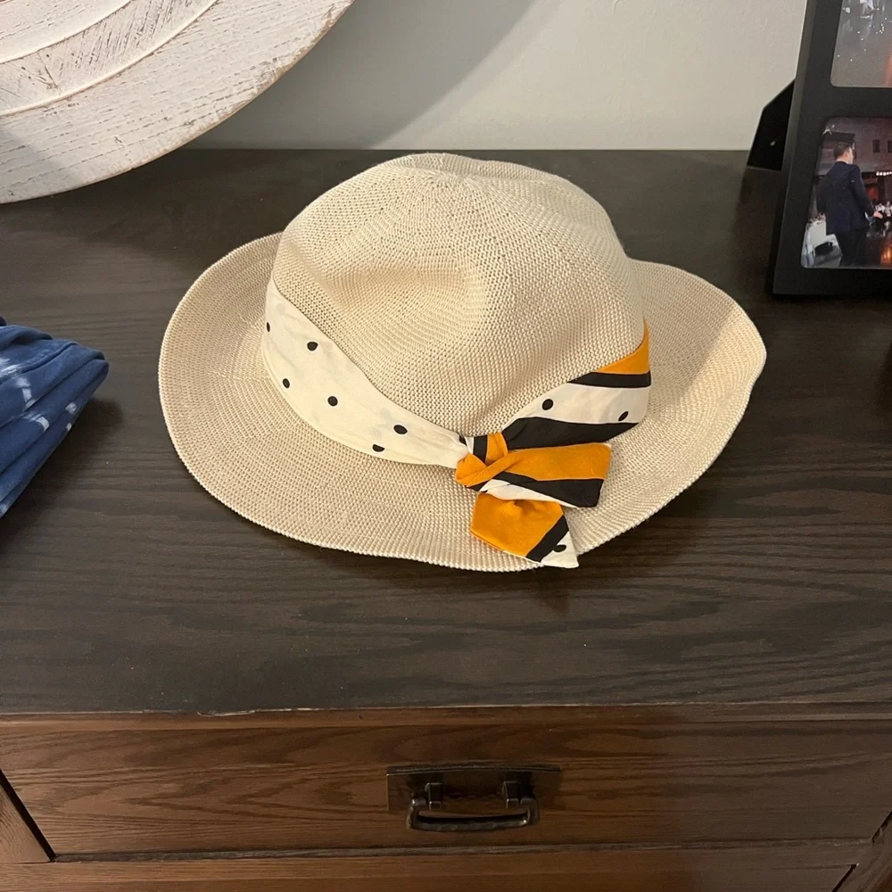 Duluth Trading Co Cream Straw Sun Hat with Black and Yellow Scarf Accent